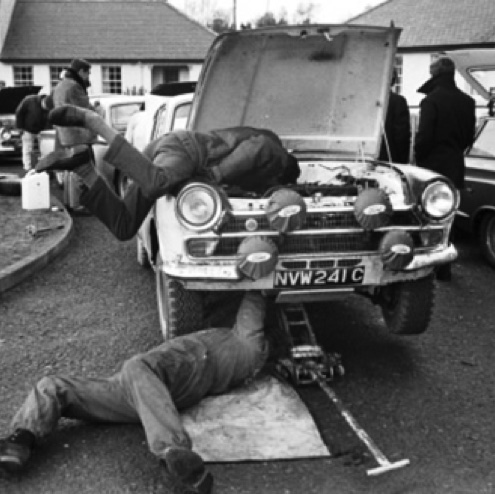 Jimmy plonge littéralement dans le moteur de la Cortina Lotus